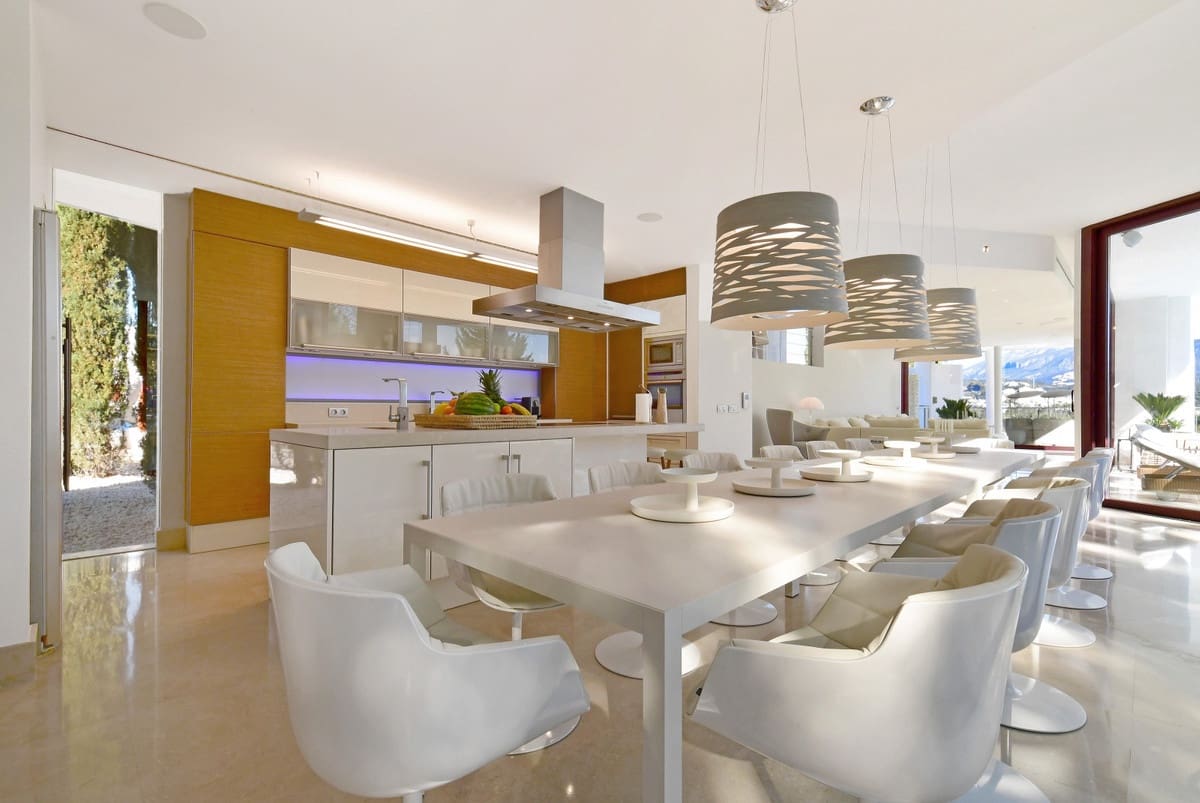 7 soverom Villa til salgs i Nueva Andalucia med svømmebasseng garasje - € 4 400 000 (Ref: 10001827)