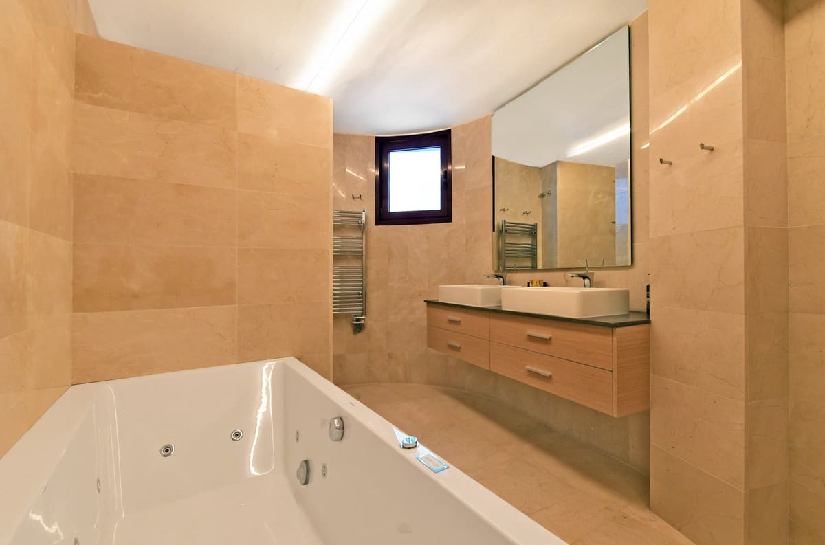 7 soverom Villa til salgs i Nueva Andalucia med svømmebasseng garasje - € 4 400 000 (Ref: 10001827)
