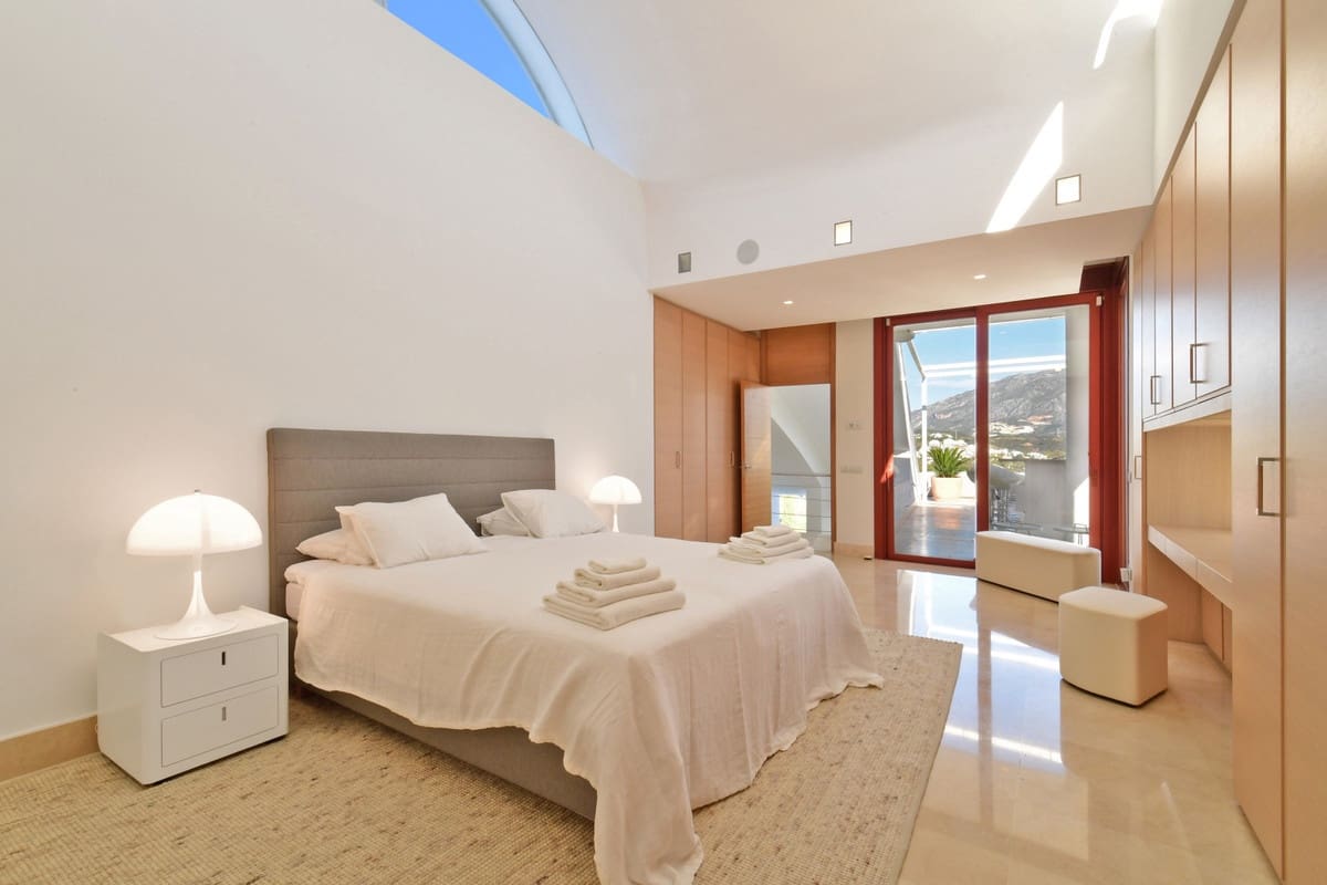 7 soverom Villa til salgs i Nueva Andalucia med svømmebasseng garasje - € 4 400 000 (Ref: 10001827)