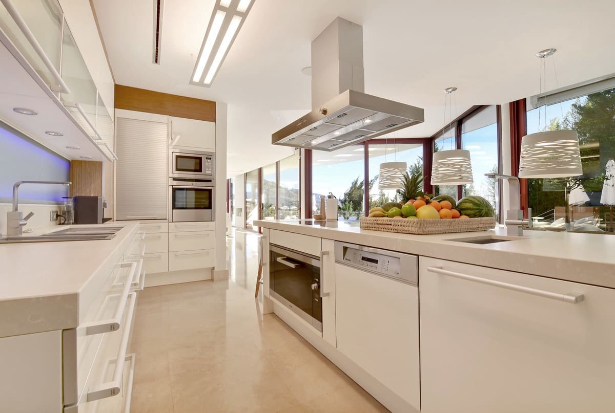 7 soverom Villa til salgs i Nueva Andalucia med svømmebasseng garasje - € 4 400 000 (Ref: 10001827)