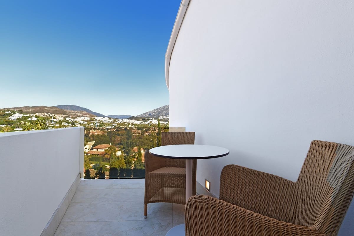 7 soverom Villa til salgs i Nueva Andalucia med svømmebasseng garasje - € 4 400 000 (Ref: 10001827)