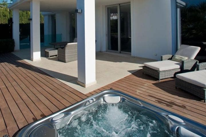 4 sypialnia Willa na sprzedaż w Marbella z basenem garażem - 1 995 000 € (Ref: 10001841)