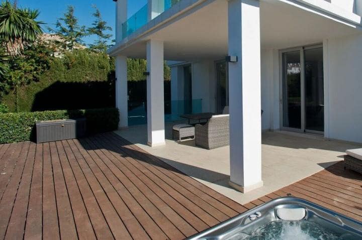 4 sypialnia Willa na sprzedaż w Marbella z basenem garażem - 1 995 000 € (Ref: 10001841)