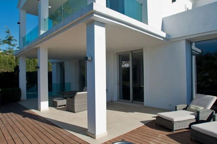4 sypialnia Willa na sprzedaż w Marbella z basenem garażem - 1 995 000 € (Ref: 10001841)