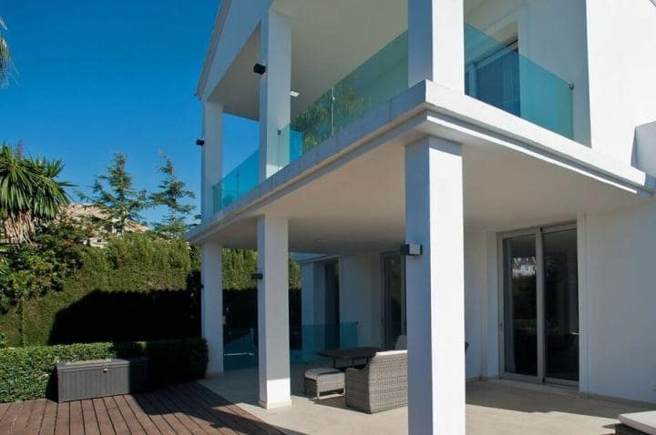 4 sypialnia Willa na sprzedaż w Marbella z basenem garażem - 1 995 000 € (Ref: 10001841)