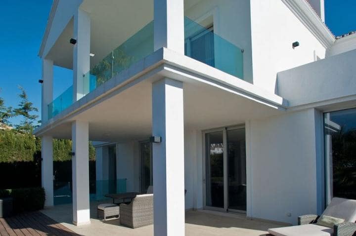 4 sypialnia Willa na sprzedaż w Marbella z basenem garażem - 1 995 000 € (Ref: 10001841)