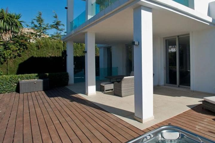 4 sypialnia Willa na sprzedaż w Marbella z basenem garażem - 1 995 000 € (Ref: 10001841)