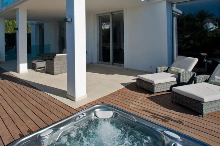 4 sypialnia Willa na sprzedaż w Marbella z basenem garażem - 1 995 000 € (Ref: 10001841)