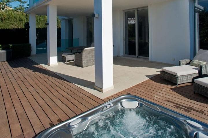 4 sypialnia Willa na sprzedaż w Marbella z basenem garażem - 1 995 000 € (Ref: 10001841)