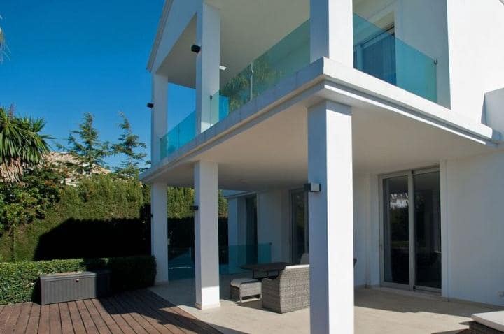4 sypialnia Willa na sprzedaż w Marbella z basenem garażem - 1 995 000 € (Ref: 10001841)