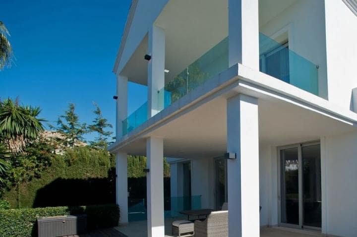 4 sypialnia Willa na sprzedaż w Marbella z basenem garażem - 1 995 000 € (Ref: 10001841)