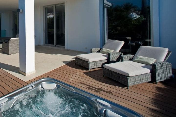 4 sypialnia Willa na sprzedaż w Marbella z basenem garażem - 1 995 000 € (Ref: 10001841)