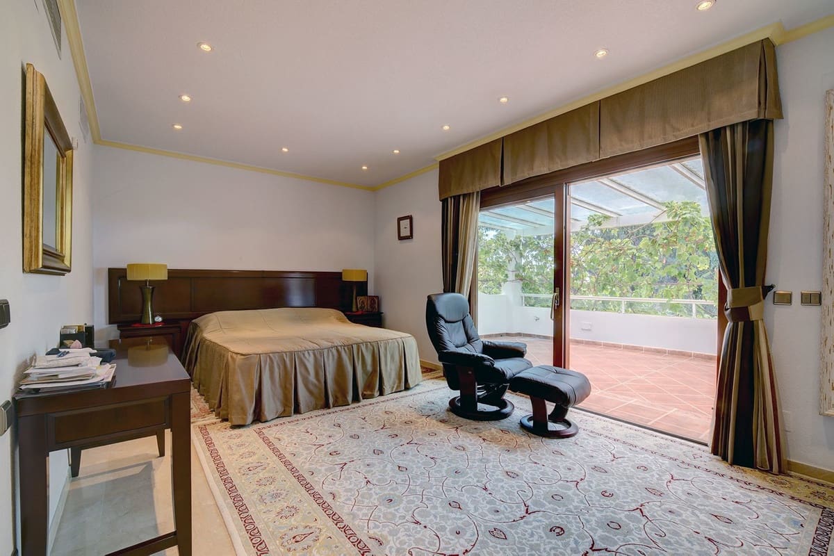 5 bedroom Villa for sale in Estepona with pool garage - € 2,250,000 (Ref: 10001846)