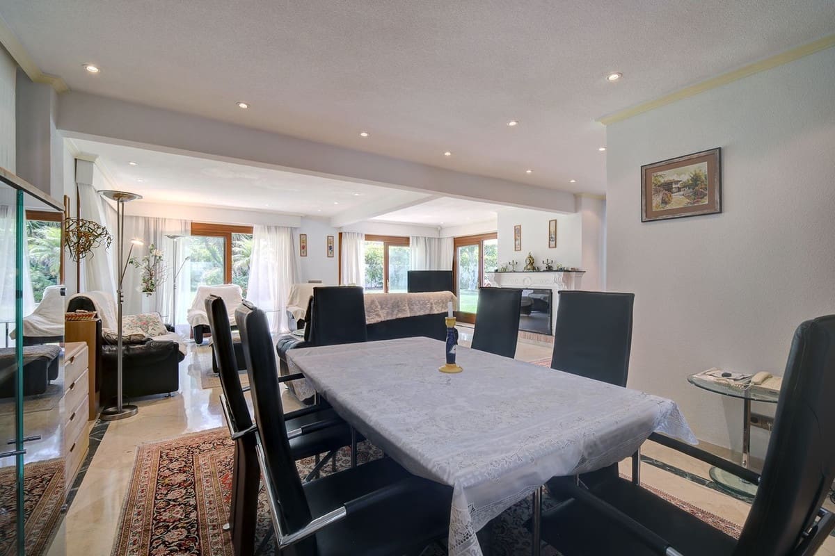 5 bedroom Villa for sale in Estepona with pool garage - € 2,250,000 (Ref: 10001846)
