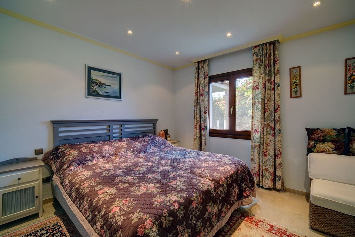 5 bedroom Villa for sale in Estepona with pool garage - € 2,250,000 (Ref: 10001846)