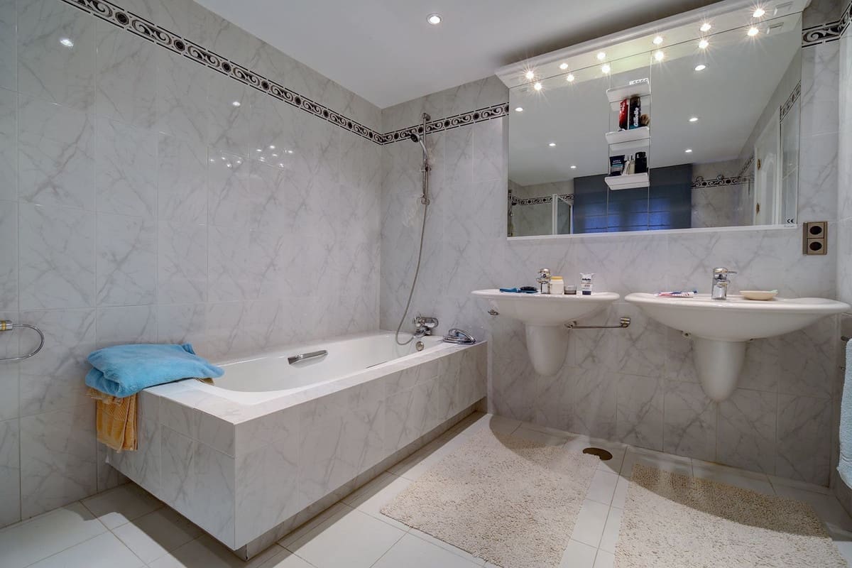 5 bedroom Villa for sale in Estepona with pool garage - € 2,250,000 (Ref: 10001846)