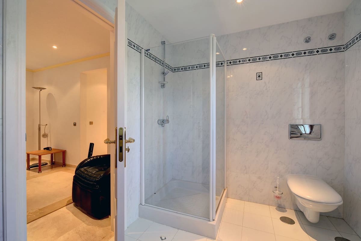 5 bedroom Villa for sale in Estepona with pool garage - € 2,250,000 (Ref: 10001846)