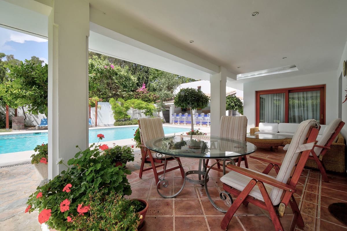 5 bedroom Villa for sale in Estepona with pool garage - € 2,250,000 (Ref: 10001846)