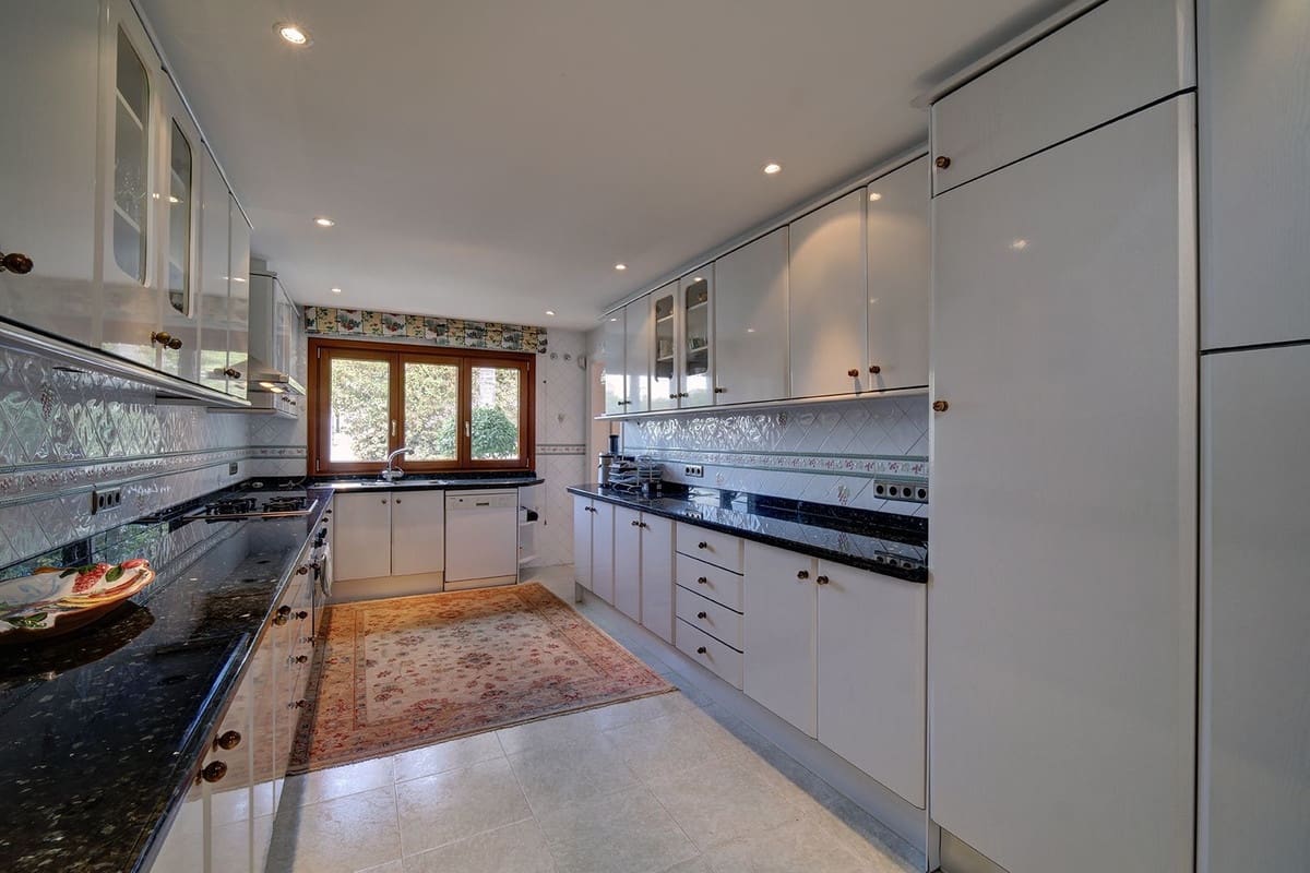 5 bedroom Villa for sale in Estepona with pool garage - € 2,250,000 (Ref: 10001846)