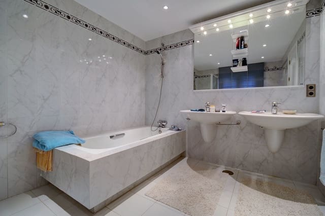 5 bedroom Villa for sale in Estepona with pool garage - € 2,250,000 (Ref: 10001846)