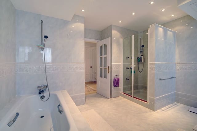 5 bedroom Villa for sale in Estepona with pool garage - € 2,250,000 (Ref: 10001846)
