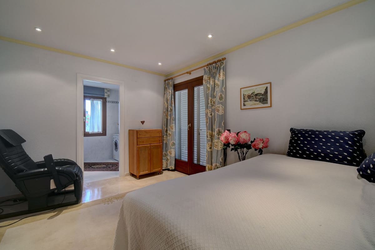 5 bedroom Villa for sale in Estepona with pool garage - € 2,250,000 (Ref: 10001846)