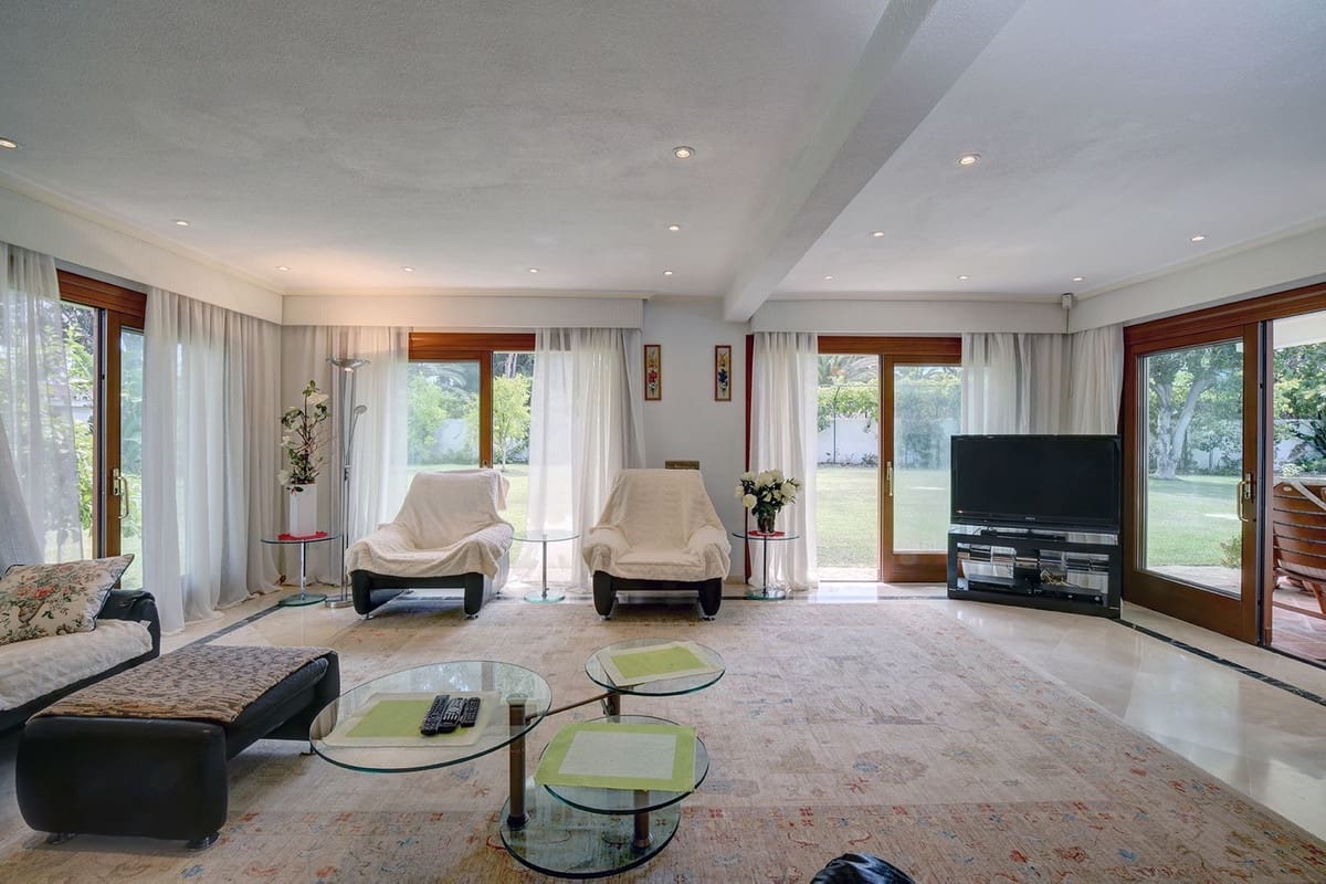 5 bedroom Villa for sale in Estepona with pool garage - € 2,250,000 (Ref: 10001846)