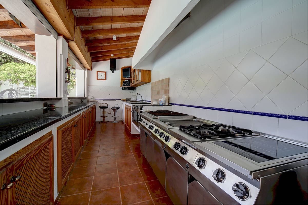 5 bedroom Villa for sale in Estepona with pool garage - € 2,250,000 (Ref: 10001846)