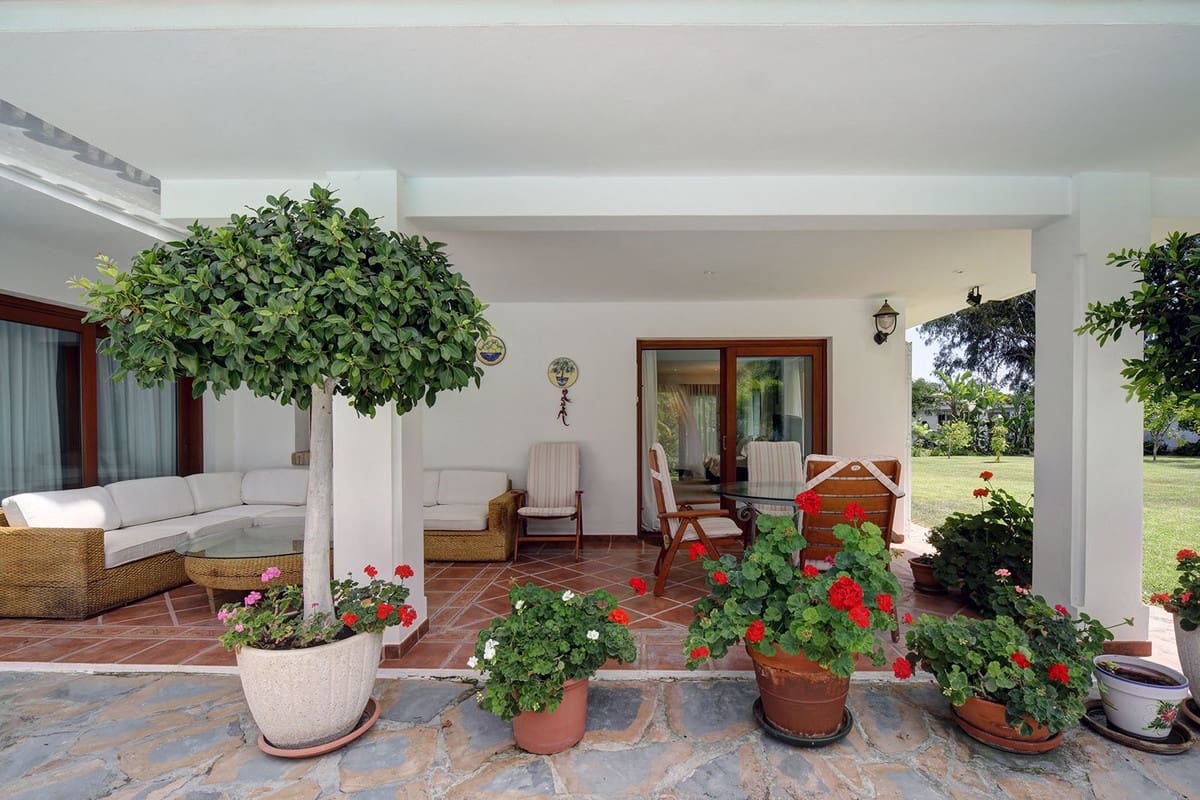 5 bedroom Villa for sale in Estepona with pool garage - € 2,250,000 (Ref: 10001846)