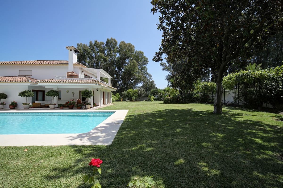 5 bedroom Villa for sale in Estepona with pool garage - € 2,250,000 (Ref: 10001846)