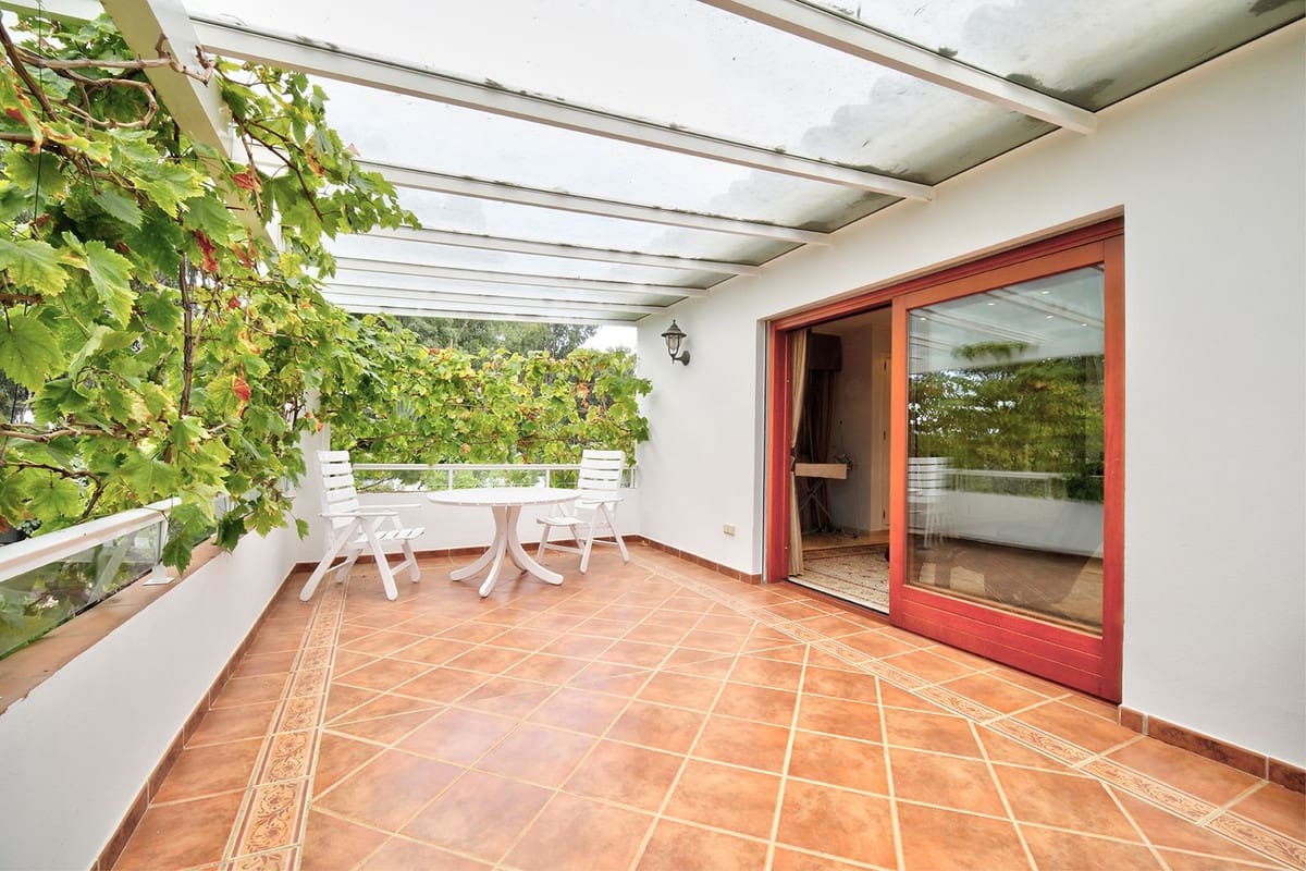 5 bedroom Villa for sale in Estepona with pool garage - € 2,250,000 (Ref: 10001846)