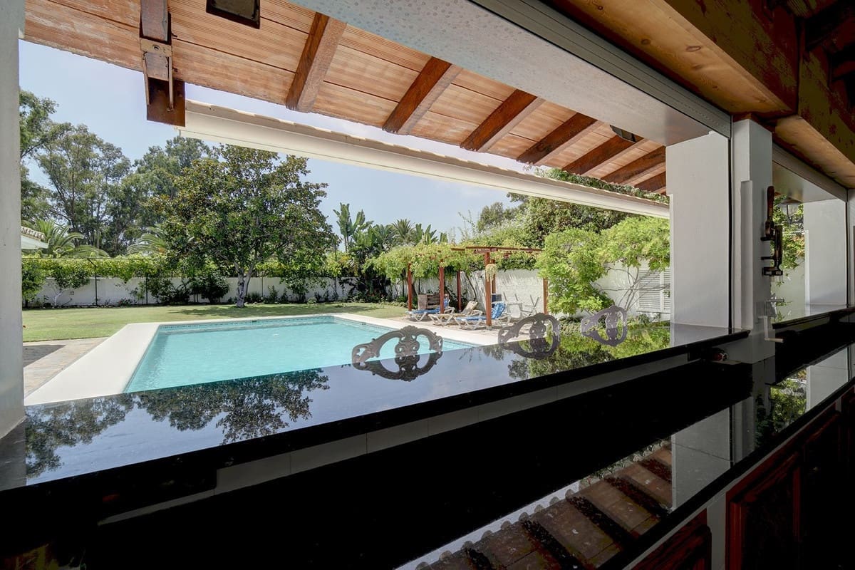5 bedroom Villa for sale in Estepona with pool garage - € 2,250,000 (Ref: 10001846)