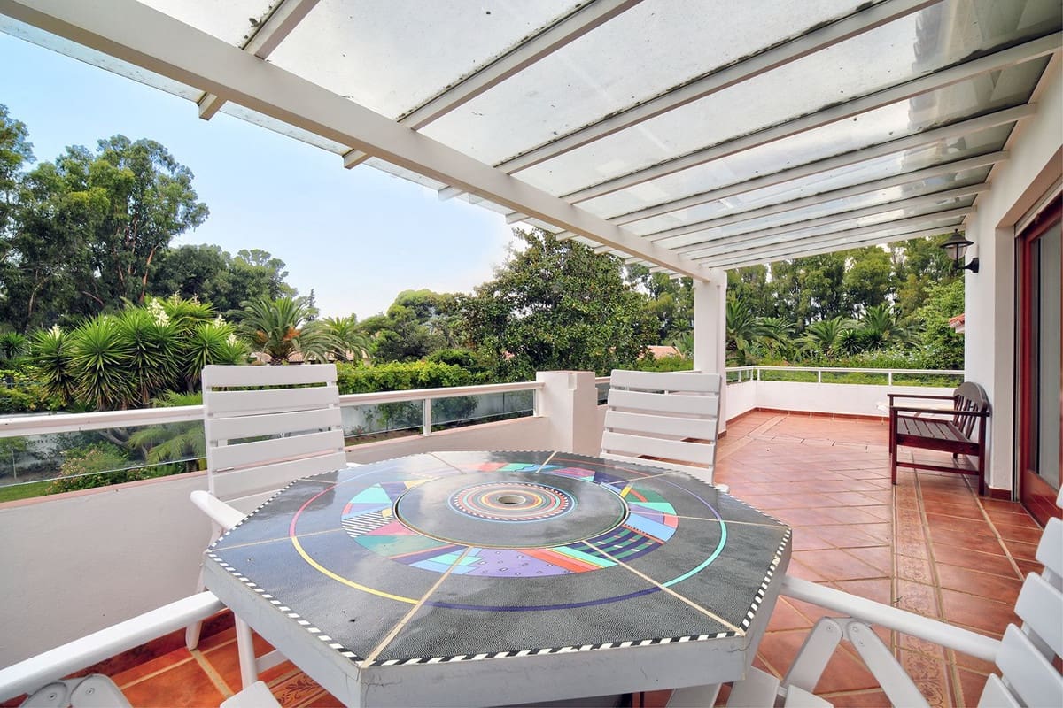 5 bedroom Villa for sale in Estepona with pool garage - € 2,250,000 (Ref: 10001846)