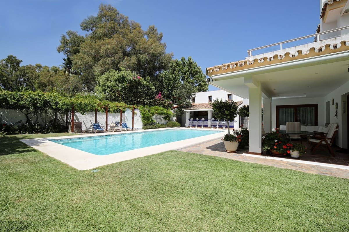 5 bedroom Villa for sale in Estepona with pool garage - € 2,250,000 (Ref: 10001846)