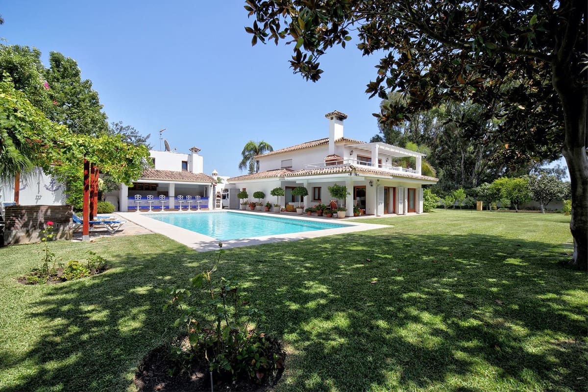 5 bedroom Villa for sale in Estepona with pool garage - € 2,250,000 (Ref: 10001846)