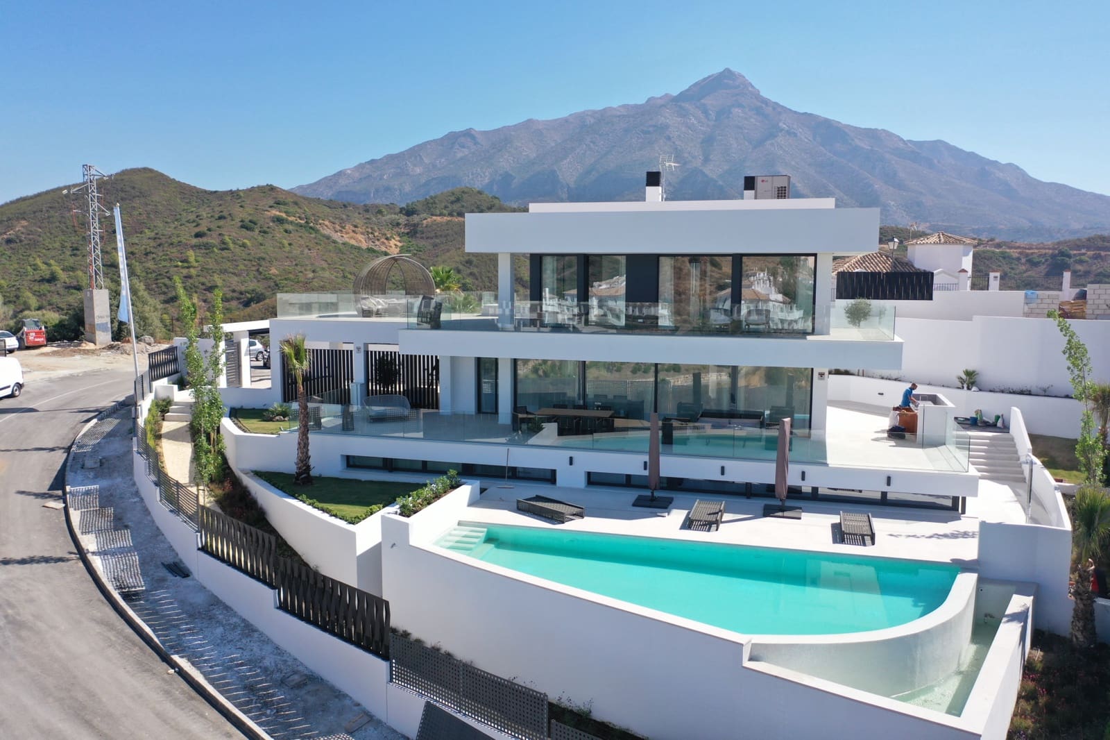 4 soverom Villa til salgs i Nueva Andalucia med svømmebasseng garasje - € 2 600 000 (Ref: 10001852)