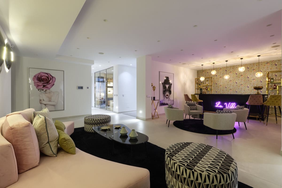 9 sypialnia Willa na sprzedaż w Nueva Andalucia z basenem garażem - 11 800 000 € (Ref: 10001873)