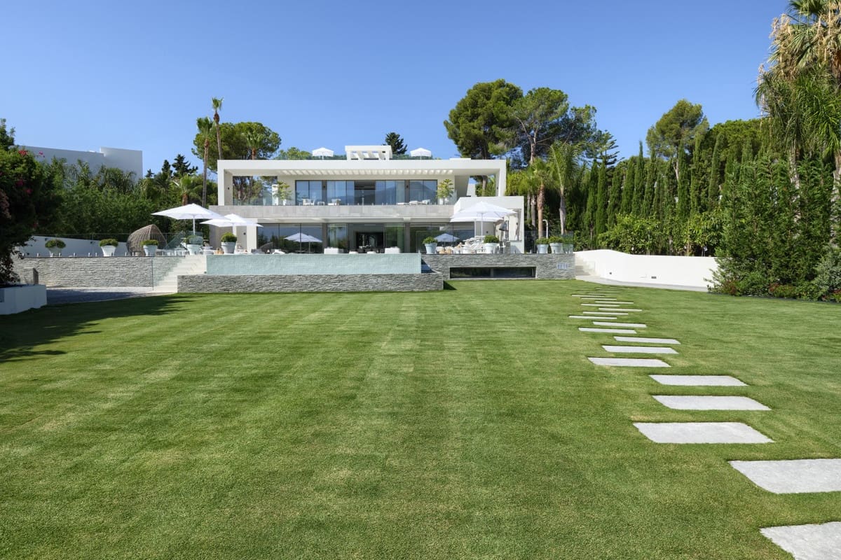 9 sypialnia Willa na sprzedaż w Nueva Andalucia z basenem garażem - 11 800 000 € (Ref: 10001873)