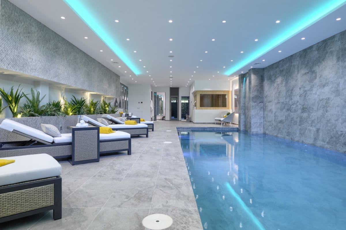 9 sypialnia Willa na sprzedaż w Nueva Andalucia z basenem garażem - 11 800 000 € (Ref: 10001873)