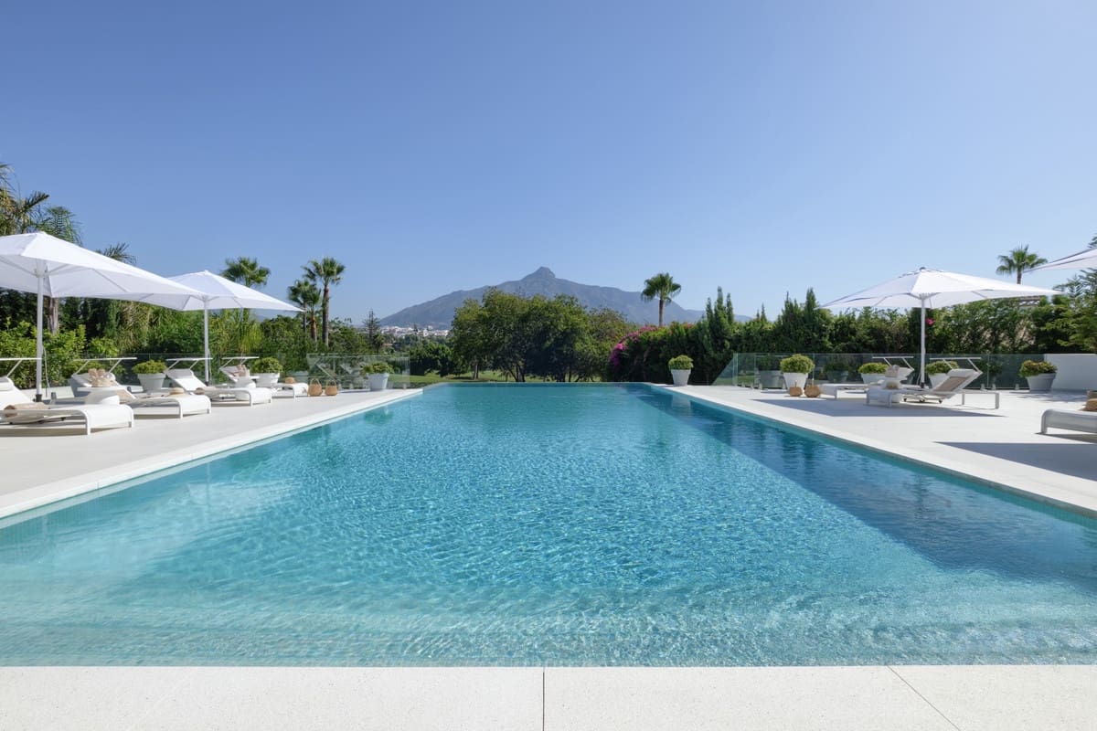9 sypialnia Willa na sprzedaż w Nueva Andalucia z basenem garażem - 11 800 000 € (Ref: 10001873)