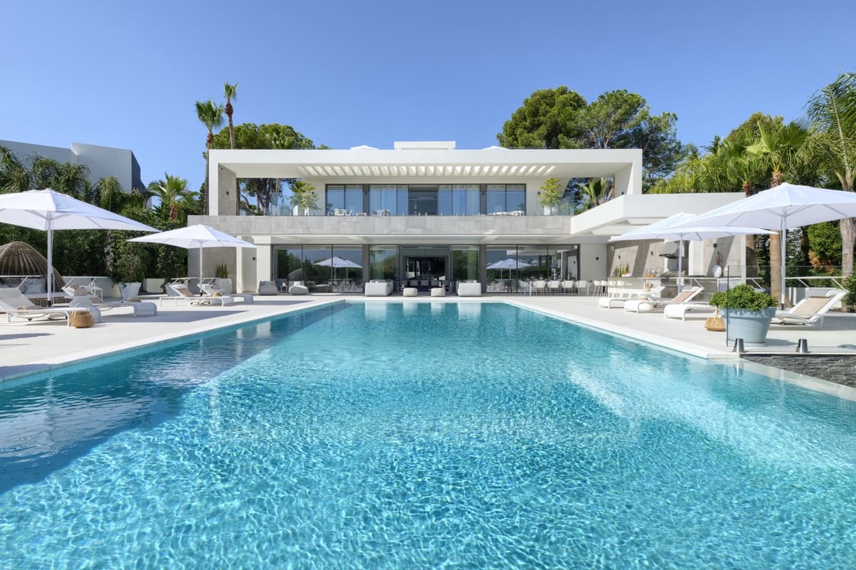 9 sypialnia Willa na sprzedaż w Nueva Andalucia z basenem garażem - 11 800 000 € (Ref: 10001873)