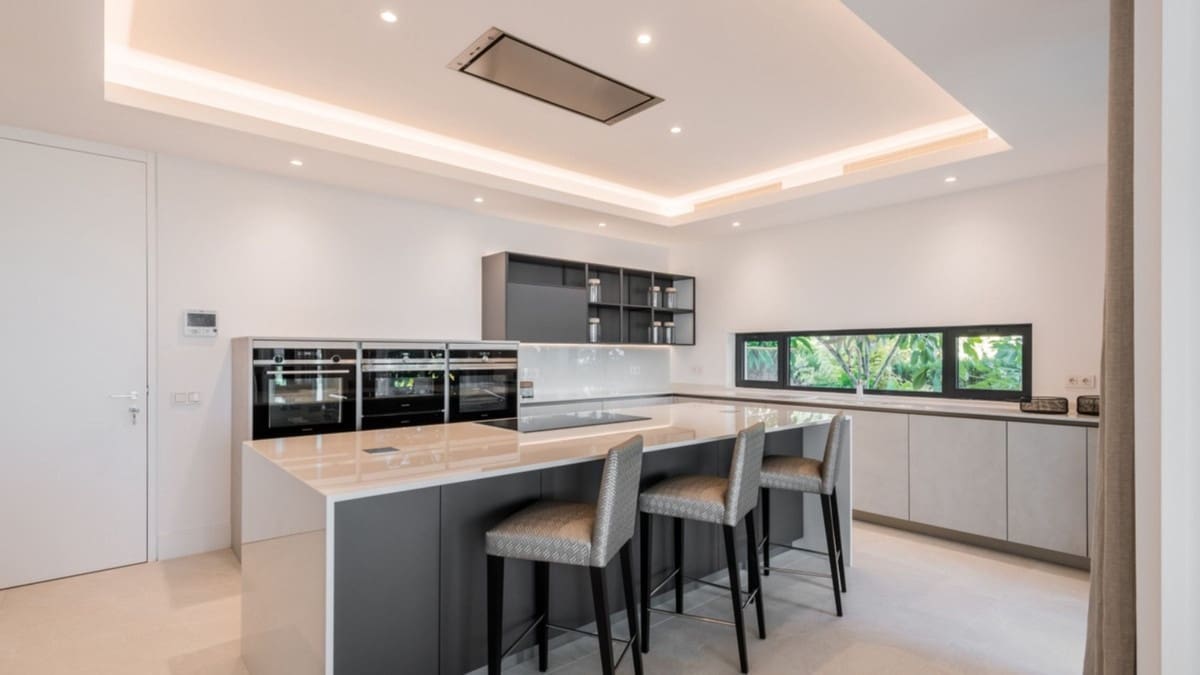 4 slaapkamer Villa te koop in El Paraiso met zwembad garage - € 3.650.000 (Ref: 10001874)