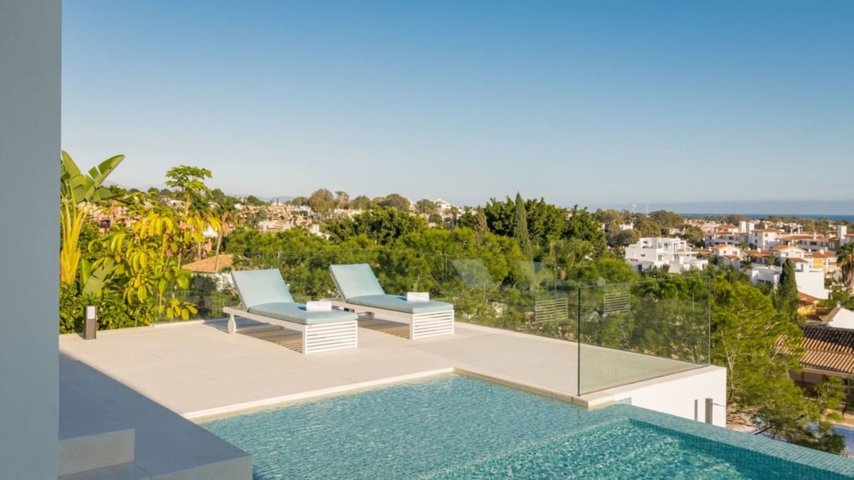 4 slaapkamer Villa te koop in El Paraiso met zwembad garage - € 3.650.000 (Ref: 10001874)