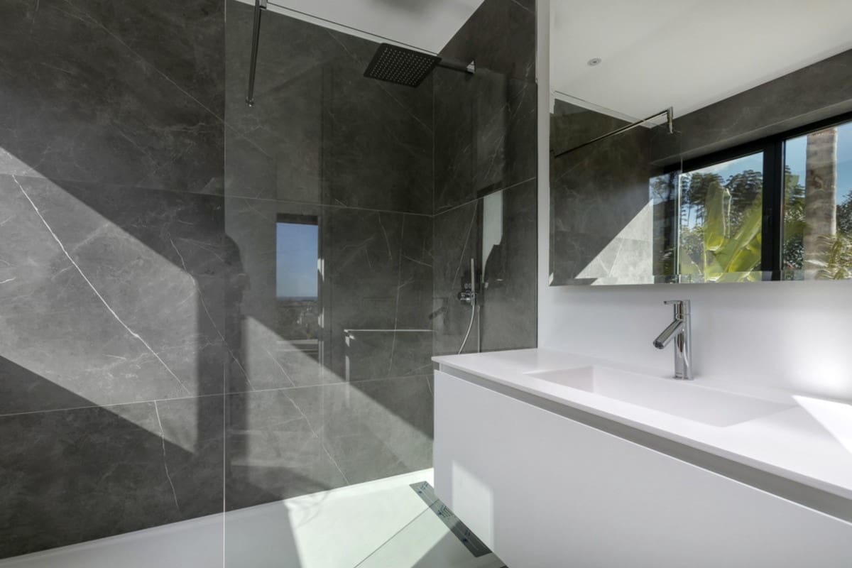 4 slaapkamer Villa te koop in El Paraiso met zwembad garage - € 3.650.000 (Ref: 10001874)