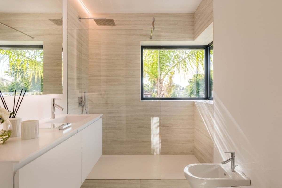 4 slaapkamer Villa te koop in El Paraiso met zwembad garage - € 3.650.000 (Ref: 10001874)