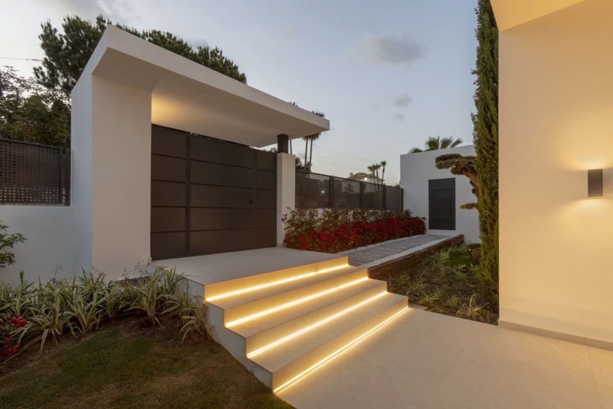 4 slaapkamer Villa te koop in El Paraiso met zwembad garage - € 3.650.000 (Ref: 10001874)