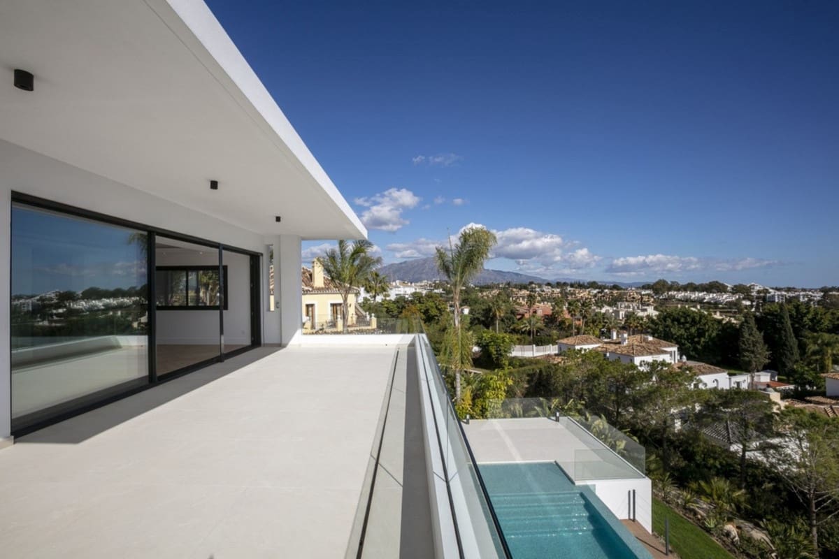 4 slaapkamer Villa te koop in El Paraiso met zwembad garage - € 3.650.000 (Ref: 10001874)