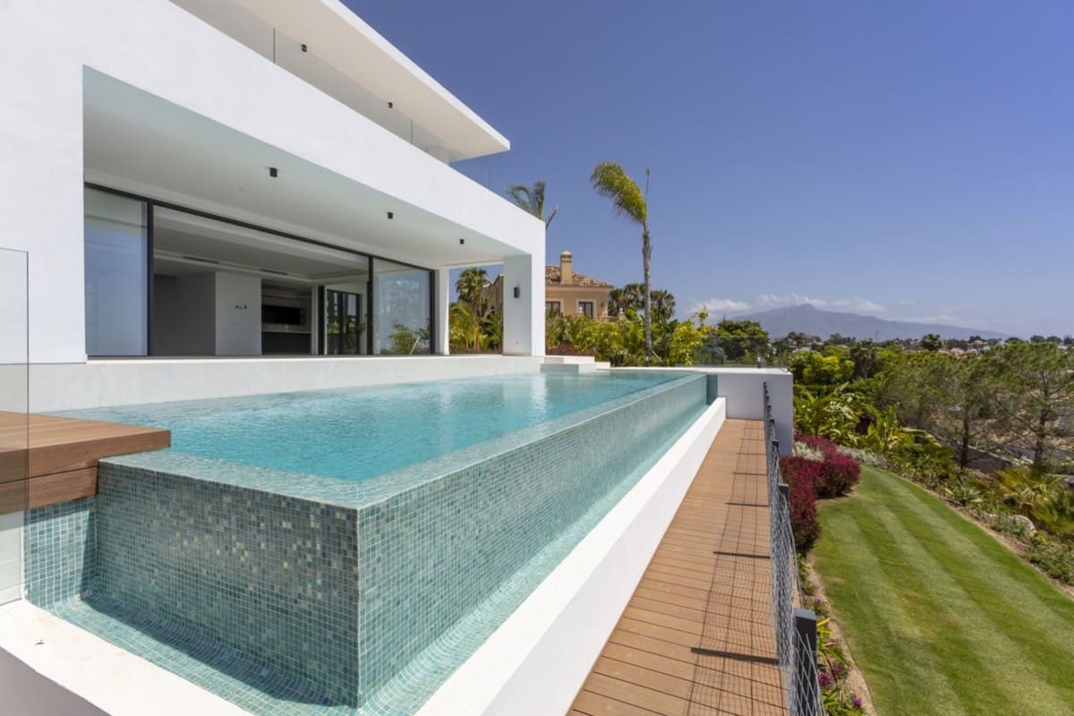 4 slaapkamer Villa te koop in El Paraiso met zwembad garage - € 3.650.000 (Ref: 10001874)