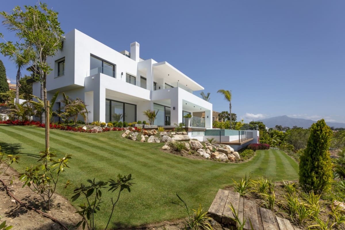 4 slaapkamer Villa te koop in El Paraiso met zwembad garage - € 3.650.000 (Ref: 10001874)