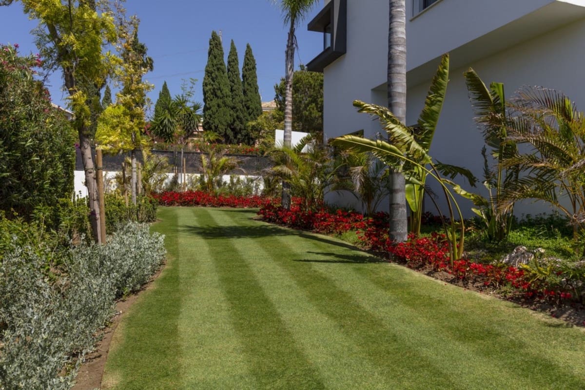 4 slaapkamer Villa te koop in El Paraiso met zwembad garage - € 3.650.000 (Ref: 10001874)